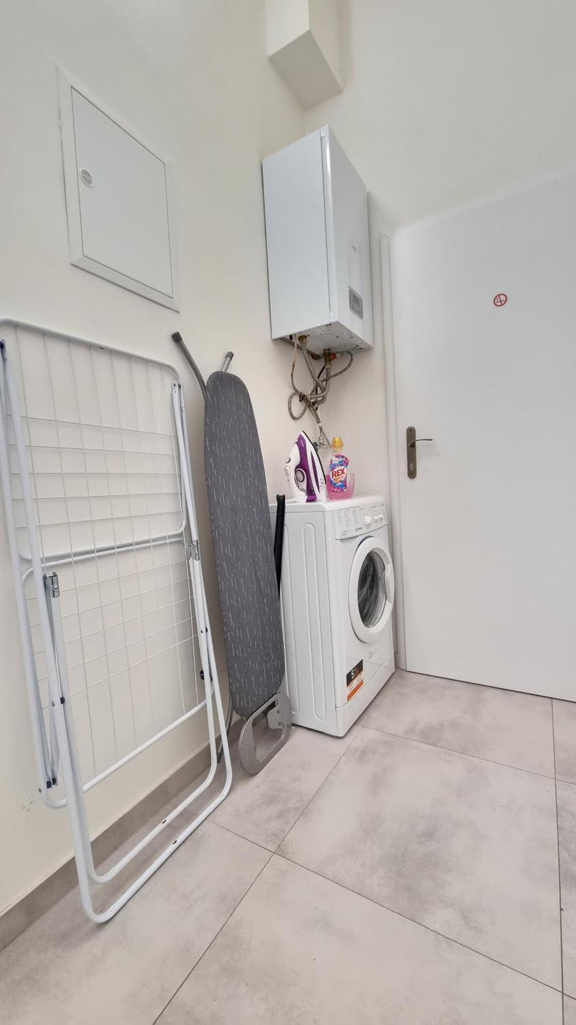 Finnem Rentals Florenc プラハ エクステリア 写真